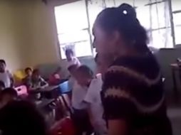El video donde aparece una mujer tratando de quitarle los libros de textos a niños se hizo viral en redes sociales. YOUTUBE / Dalideadolfo Gorjon