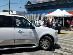 A las 12:13 horas salió la carroza fúnebre de las instalaciones seguida de familiares y amigos de la servidora. EL INFORMADOR /