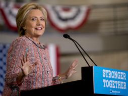 En el templete, Clinton no mostró síntomas de la tos que había sido característica en sus discursos antes de tomar el receso. AP / A. Harnik