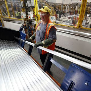 Ford responde a Trump que no habrá despidos en EU