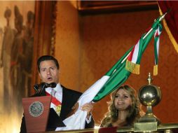 El Presidente Enrique Peña Nieto apareció en el balcón de Palacio Nacional al filo de las 23:00 horas, acompañado de su esposa. NTX / J. Pazos