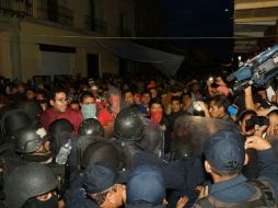 Según el reporte oficial, el enfrentamiento entre maestros de la Sección 22 y el gobierno dejó tres heridos. SUN / E. Hernández