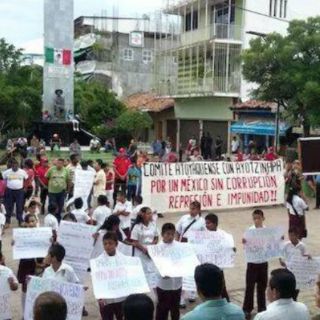 Protestan contra Reforma Educativa durante desfile en Guerrero