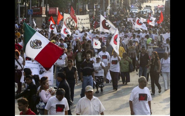 Familiares de las víctimas de la matanza desplegaron una pancarta de plástico, piden investigar la masacre cometida por ‘Los Zetas’. SUN / ARCHIVO