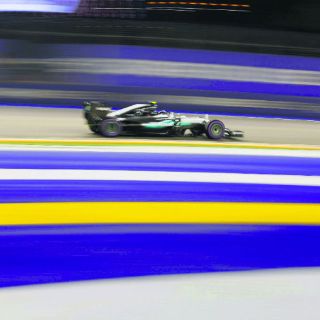 Rosberg choca, pero domina Marina Bay