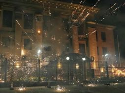 Una veintena de radicales lanzaron una bomba de humo y dispararon desde una lanzadera de fuegos artificiales. TWITTER / @SputnikMundo