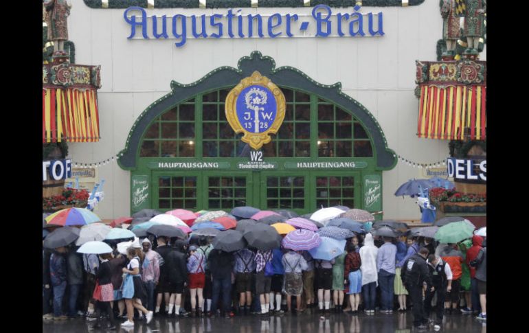 La lluvia no fue impedimento para que miles de personas asistieran a la inauguración ataviadas con tradicionales vestuarios. AP / M. Schrader