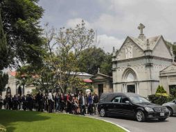El cortejo fúnebre de unas 50 personas salió de la sala donde fue velado el cuerpo del artista a las 13:00 horas hacia el crematorio. SUN / Y. Xolalpa