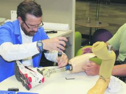 Desarrollo. El equipo de 'Tecnología para la Comunidad' procura desarrollar prótesis para gente de escasos recursos. ESPECIAL / Tec de Monterrey
