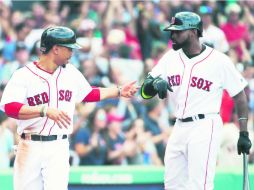 Séptima entrada. El jardinero Mookie Betts celebra tras anotar por un mal lanzamiento del cerrador Adam Warren. AP /