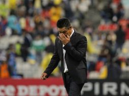 La decepción de Ambriz fue palpable al momento de salir de la cancha cuando el juego concluyó. EFE / J. Méndez