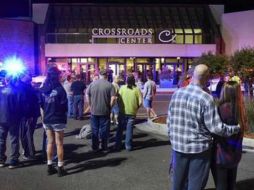 Una multitud se congrega afuera del Crossroads Center, donde ocurrió la agresión. ESPECIAL /