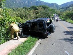 Protección Civil informó que el vehículo volcado se trata de una camioneta Jeep. TWITTER / @PCJalisco