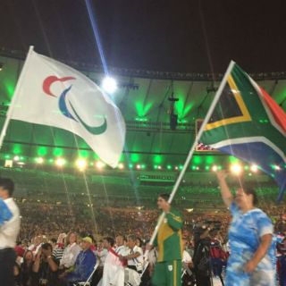 Nely Miranda desfila con bandera mexicana en clausura de Río