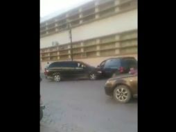 La mujer choca varias veces la puerta del automóvil de su expareja. YOUTUBE /  ViralMx2.0