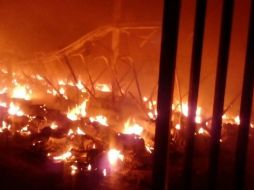 El incendió se registra en una bodega a la altura del Parque Montenegro. TWITTER / @PCJalisco