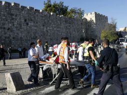 Miembros del equipo de emergencias ZAKA trasladan a un palestino herido tras ser tiroteado. EFE / A. Sultan