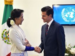 La Sra. Aung San Suu Kyi, premio Nobel de la Paz y Enrique Peña Nieto. EFE / ESPECIAL