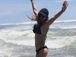 En la otra fotografía Grettel aparece de perfil a la orilla del mar y alzando los brazos. INSTAGRAM / grettellv