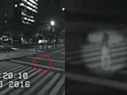 En la grabación se observa como el fenómeno paranormal aparece justo en medio de la calle. YOUTUBE / M. Montoya