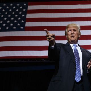 George H. W. Bush tendría la intención de votar por Hillary Clinton