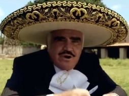 Vestido de su tradicional traje de charro interpreta el tema mientras aparecen diversas fotografías de la candidata. YOUTUBE /