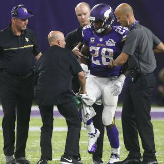 Adrian Peterson será operado de la rodilla derecha
