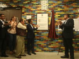 Lemus develó la placa ante casi dos mil personas que asistieron. EL INFORMADOR / E. Barrera