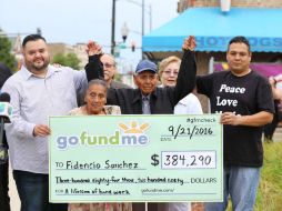 El cheque le fue entregado en una conferencia de prensa en el local de Paletas Poncho, donde Fidencio Sánchez trabajó 23 años. EFE / R. Vázquez