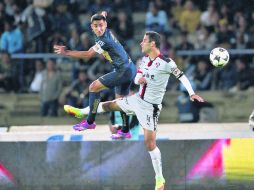 Los Zorros se vieron superados en todos los sectores por los universitarios. Aquí, Luis Fuentes le gana el balón a Rafa Márquez. AFP /