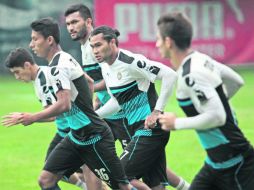 Carlos Peña (centro) hizo la práctica al parejo de sus compañeros, por lo que podría ser convocado para viajar a Veracruz. EL INFORMADOR / F. Atilano