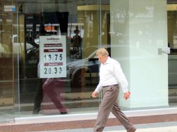 En algunos bancos el dolar se cotizó por arriba de los 20.30 pesos. SUN / N. Murillo