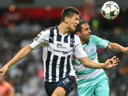 César Montes (i) de Rayados de Monterrey disputa el balón contra Emilio Armenteros (d) de Santos Laguna. EFE / M. Sierra