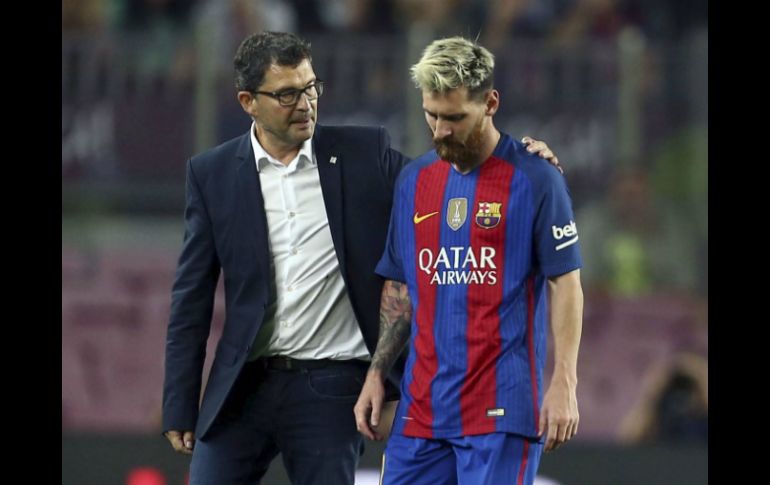 ''Nos mandan mensajes para que cuidemos a Messi y ellos no lo hacen nunca. Juega todos los partidos'', dijo Bauza. EFE / T. Albir