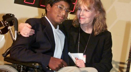 Thaddeus perdió la movilidad en las piernas debido a la poliomielitis que padeció desde su niñez. AP / ARCHIVO