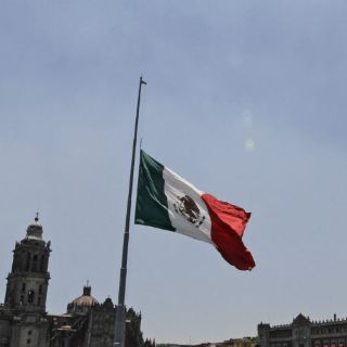 Captan bandera tirada en Monumento a la Revolución