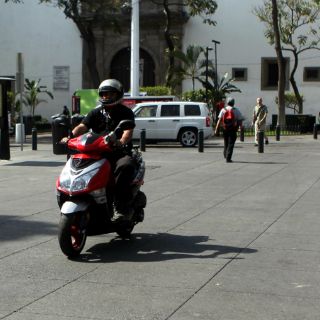 Adoptar medidas de seguridad previene accidentes en motocicleta