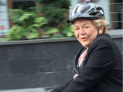 Lucely Alpizar bajó de su bici por el cansancio y se subió a su camioneta debido a la altura de la Ciudad de México. TWITTER / @LucelyAlpizarC