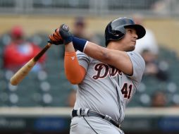 Víctor Martínez conecta jonrón productor de tres carreras durante la novena entrada. AP / H. Foslien