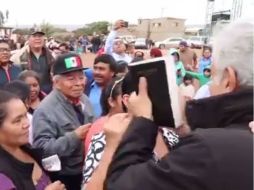 Luego de las asambleas informativas que llevó a cabo, el líder de Morena bajó a convivir con los asistentes. FACEBOOK / @lopezobrador