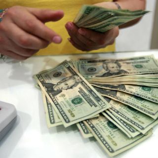 Dólar cierra en 20.20 pesos en bancos capitalinos