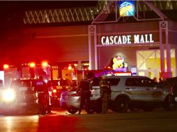 Policías trabajan en la escena del crimen, el Cascade Mall en la ciudad de Burlington. AP / D. Rutz