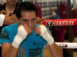 Édgar Sosa realiza movimientos de puños durante una sesión de entrenamiento. MEXSPORT / O. Aguilar