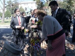 La mandataria chilena deposita una ofrenda floral en el sitio donde fue abatido el opositor  Orlando Leteliter, en Washington, en 1976. NTX / L. Nolly