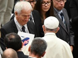 El Pontífice saluda a cada uno de los presentes, al finalizar su discurso. EFE / A. Medichini