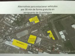 El estacionamiento provisional se encuentra en el terreno donde se ubicaba un hotel, frente a la terminal aeroportuaria. ESPECIAL /