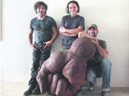 Los artistas plásticos Ana Paula Luna (centro), Óscar Basulto (izq) y Lluis Roig, son parte de los participantes mexicanos. EL INFORMADOR / M. Vargas