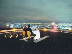 En las alturas. Una cena en un helipuerto, exclusiva y romántica, parte de las experiencias que ofrece Volopapilio. ESPECIAL / The Westin Guadalajara