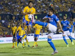 Acción del partido entre Tigres y Cruz Azul en el estadio Universitario. MEXSPORT / E. de la Torre