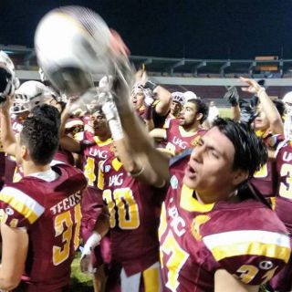 Tecos aplasta en su debut en casa